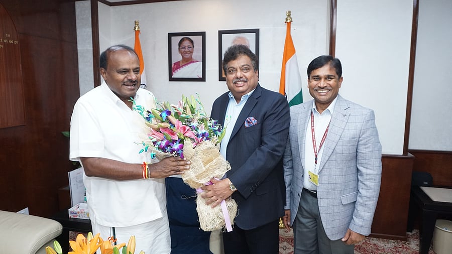 <div class="paragraphs"><p>Heavy Industries Minister M B Patil met Union Steel Minister H D Kumaraswamy at Delhi on Tuesday. Principal Secretary to Commerce and Industries Department Selva Kumar was also present.</p></div>